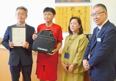 写真：ボッチャセットを受け取った喜門岱小の児童