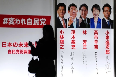 写真：明かりで照らし出された、自民党総裁選立候補者のボード。４日午後に国会議員投票が行われ、石破首相の後継となる新総裁が選出される＝３日夕、東京・永田町の党本部