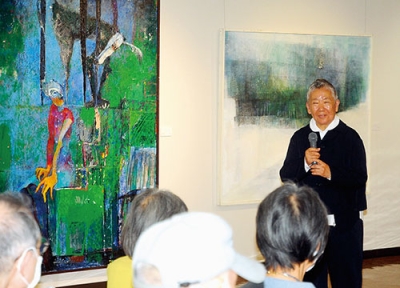 写真：作品について解説する佐藤さん