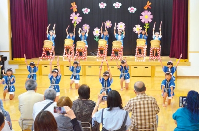 写真：園児たちがたる太鼓や踊り、歌を祖父母に届けた集い