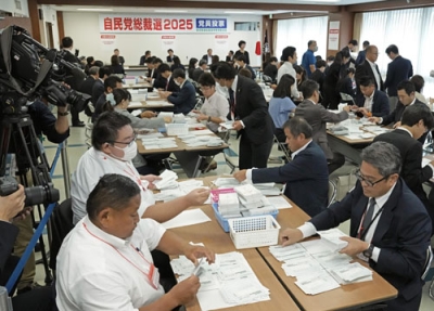 写真：自民党本部で行われた東京都の党員・党友票の開票作業＝４日午前１０時７分、東京・永田町