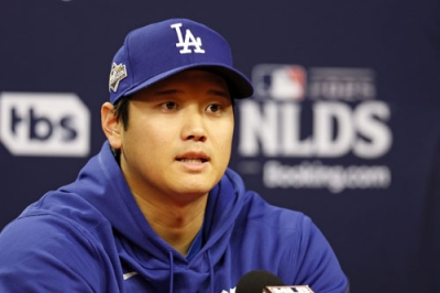 写真：地区シリーズを前に記者会見するドジャース・大谷＝フィラデルフィア（共同）