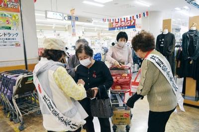 写真：アーニスで行われた街頭募金活動