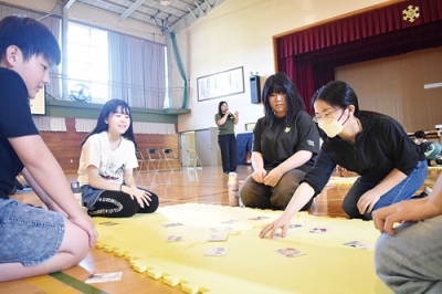写真：「えぞしかるた」を使い、楽しく生態を学ぶ児童ら