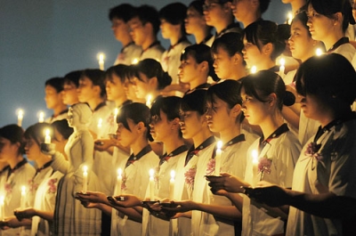 写真：ろうそくを手に看護の道への決意を新たにする学生たち