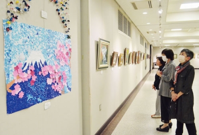 写真：多彩な力作が並ぶ「趣味の作品展」