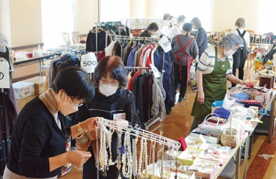 写真：市民らでにぎわいを見せたバザー