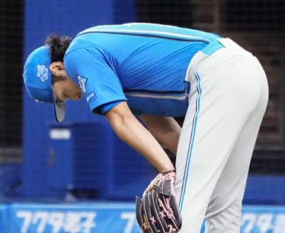 写真：８回、ロッテ・高部に適時三塁打を浴び、肩を落とす日本ハム・伊藤＝ＺＯＺＯマリン