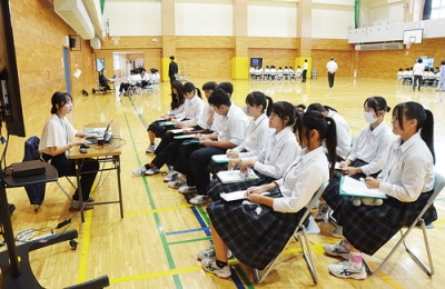写真：生徒たちがさまざまな仕事の話に耳を傾けた職業講話
