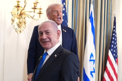 写真：米ホワイトハウスで記者会見場を後にするトランプ大統領（奥）とイスラエルのネタニヤフ首相＝９月２９日、ワシントン（ＡＰ＝共同）