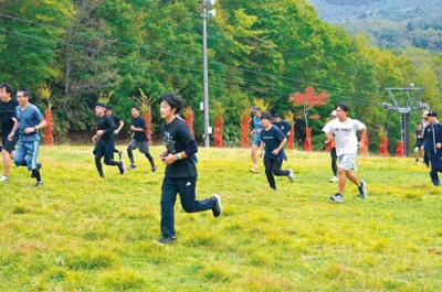 写真：４００メートルの坂を駆け上がるチャレンジクラスの参加者たち