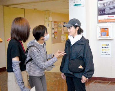 写真：行方不明者役の女性に声をかける市民