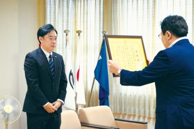 写真：小笠原市長から感謝状を受け取る掛水苫小牧支社長（左）