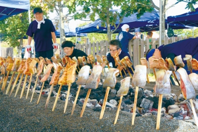 写真：炭火でじっくりと焼かれるチマチェプ