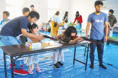 写真：ゲームを楽しむ子どもたち