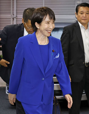 写真：４日、公明党の斉藤代表らとの会談に臨む自民党の高市総裁＝東京都新宿区
