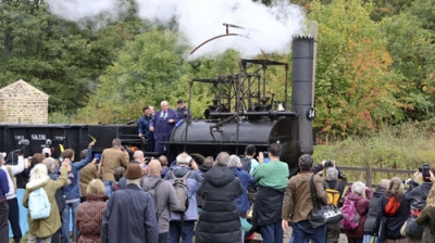 写真：鉄道開業２００年を記念したイベントで走行する、開業時のモデルを再現したＳＬ＝９月、英中部シルドン（共同）