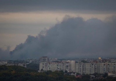写真：５日、ウクライナ西部リビウで、ロシア軍の攻撃で立ち上る煙（ロイター＝共同）