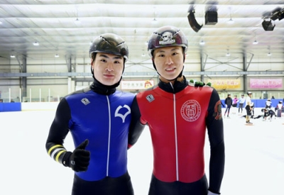 写真：スピードスケート男子の韓国五輪代表を目指す兄の許佑赫（左）と弟の峻瑗＝７月、兵庫県西宮市