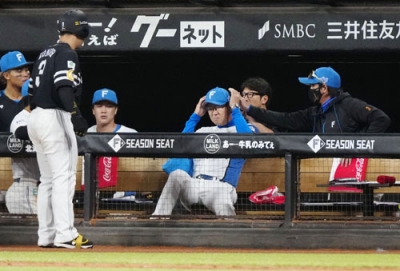 写真：９月９日のソフトバンク戦で、近藤（左から２人目）の打撃中に折れたバットが頭部に当たった日本ハム・八木コーチ（中央）。右端は新庄監督＝エスコンフィールド