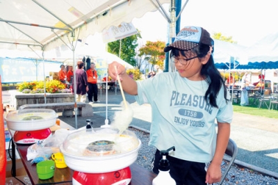写真：フェア会場で綿あめ作りを楽しむ来場者
