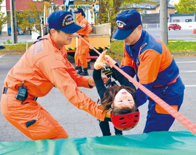 写真：ミニレスキューでロープ渡りを体験する子ども