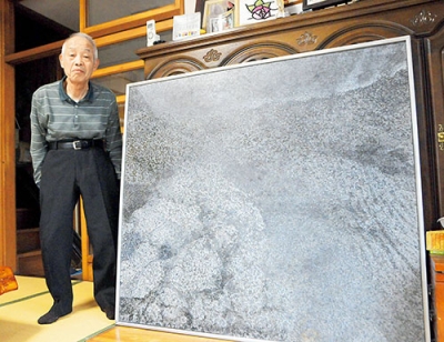 写真：入選した「賽の河原」と安住さん