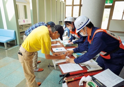 写真：訓練に参加した町民を避難所に受け入れる職員（提供写真）