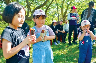 写真：焼き芋を楽しむ子どもたち