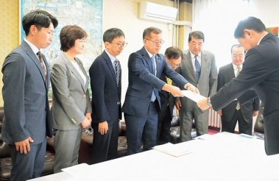 写真：青山市長に要望書を手渡す市政結和のメンバー