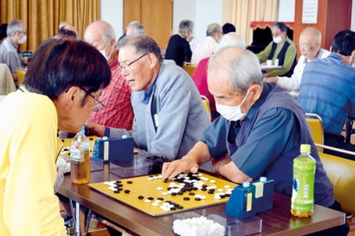 写真：真剣な表情で熱戦を繰り広げる囲碁大会