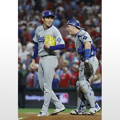 写真：フィリーズに勝利し笑顔を見せるドジャース・佐々木（左）＝フィラデルフィア（共同）