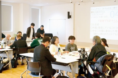 写真：ワークショップに取り組む参加者ら