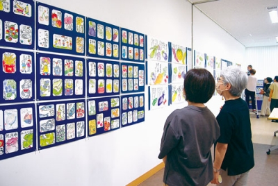 写真：色とりどりの作品約２５０点が並ぶ会場