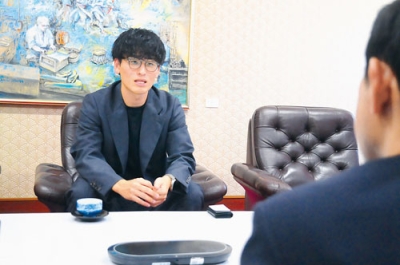写真：室蘭市の副業型地域活性化起業人を委嘱された臼井さん
