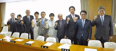 写真：自民党の新執行部が発足し、撮影に応じる（左から）梶山弘志国対委員長、鈴木貴子広報本部長、古屋圭司選対委員長、有村治子総務会長、麻生太郎副総裁、高市早苗総裁、鈴木俊一幹事長、小林鷹之政調会長、松山政司参院議員会長、萩生田光一幹事長代行＝７日午前、東京・永田町の党本部