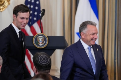 写真：米国のウィットコフ中東担当特使（右）とトランプ大統領の娘婿クシュナー氏＝９月２９日、ワシントン（ＡＰ＝共同）