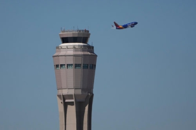 写真：米ラスベガスの空港の管制塔＝７日（ＡＰ＝共同）