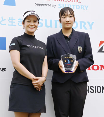 写真：女子中高生対象のゴルフのイベントで優勝し、宮里藍さん（左）と写真に納まる信藤希＝９月、宇都宮市サンヒルズＣＣ