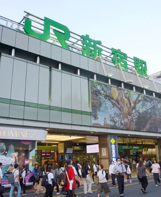 写真：ＪＲ新宿駅の南口＝東京都新宿区
