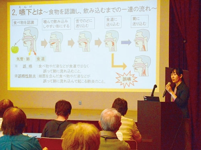 写真：口の健康について話す山下さん