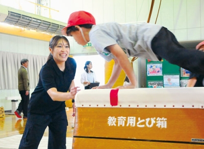 写真：跳び箱で上手に跳ぶための指導を行う大島さん