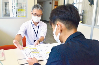 写真：ＮＨＫ室蘭放送局に設けられたサポート窓口。職員が利用方法を説明している