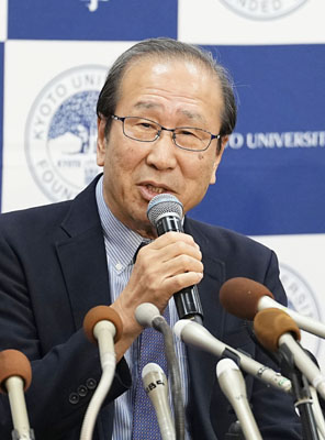 写真：ノーベル化学賞の受賞が決まり、記者会見で笑顔を見せる京都大の北川進氏＝８日午後８時８分、京都市左京区