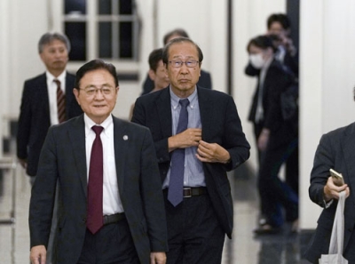 写真：ノーベル化学賞の受賞が決まり、記者会見場に向かう京都大の北川進氏（右）＝８日午後７時５９分、京都市左京区
