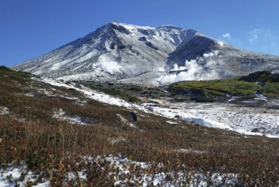 写真：初冠雪が観測された大雪山系旭岳＝９日午前（大雪山旭岳ロープウェイ提供）