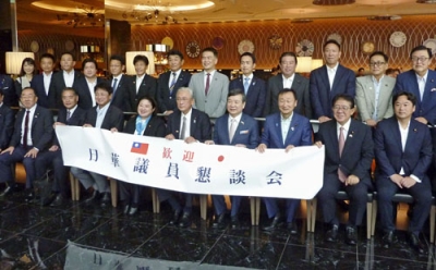 写真：台湾出発を前に、記念写真に納まる超党派の議員連盟「日華議員懇談会」のメンバーら＝９日午前、羽田空港