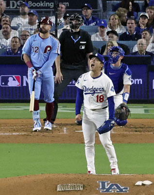 写真：フィリーズ戦の４回、シュワバーに本塁打を浴び、叫ぶドジャース・山本＝ロサンゼルス（共同）