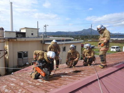 写真：屋根を切断する隊員