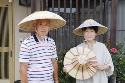 写真：すげがさをかぶる「越中福岡の菅笠振興会」の川堰正治会長（左）ら＝富山県高岡市